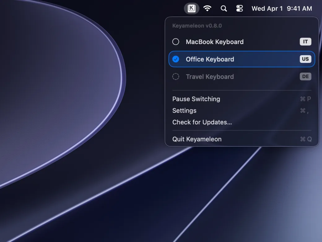 Keyameleonのメニューバーのメニュー。3台のキーボードと入力ソースが表示されている:MacBook Keyboardはイタリア語、Office KeyboardはU.S.で使用中、Travel Keyboardはドイツ語で未接続